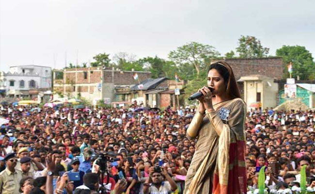 चुनाव प्रचार के दौरान इस अभिनेत्री के साथ सेल्फी लेने की होड़ में टूटा स्टेज, टला बड़ा हादसा