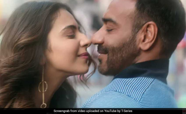 <i>De De Pyaar De</i> Song <i>Chale Aana</i>: Ajay Devgn And Rakul Preet Singh Can't Stay Away From Each Other