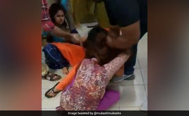 एक ही परिवार की दो महिलाएं आपस में भिड़ीं, अस्पताल पहुंचीं तो फिर कर ली मारपीट- Video वायरल