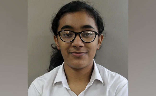 CBSE Topper 2019: 12वीं में हंसिका शुक्ला और करिश्मा अरोड़ा ने किया टॉप, दोनों को मिले 499 मार्क्स