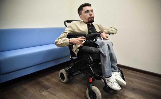 Secretive "Hero" Blogger In Russia Rips Into Putin, One Click At A Time