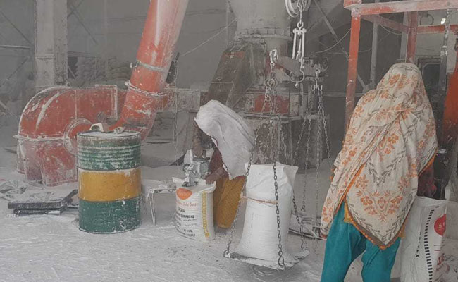 मध्यप्रदेश के आदिवासी ग्रामीण काम की तलाश में पलायन करने को मजबूर