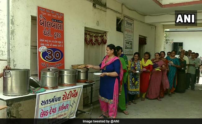 "Roti Bank" In Gujarat Serves Home-Cooked Food To The Poor, Patients