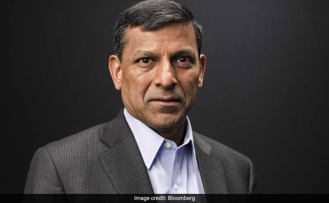 पूर्व RBI गवर्नर रघुराम राजन ने कहा - देश में मौजूद आर्थिक नरमी बेहद चिंताजनक