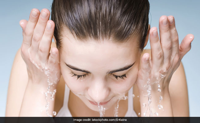 Cold Water For Skin: त्वचा के लिए अच्छा होता है ठंडे पानी से मुंह धोना, जानें इसके फायदे