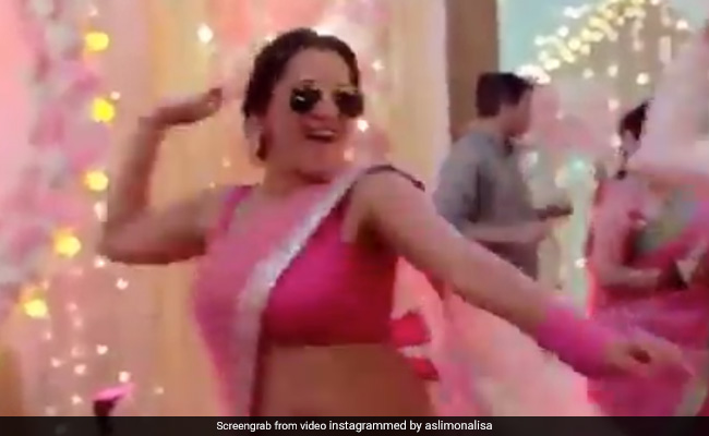 भोजपुरी एक्ट्रेस मोनालिसा ने काला चश्मा पहनकर किया धमाकेदार डांस, वायरल हुआ Video