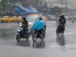 Cyclone Fani Hits West Bengal Triggering Heavy Rainfall, Uprooting Trees Cyclone Fani Hits West Bengal Triggering Heavy Rainfall, Uprooting Trees