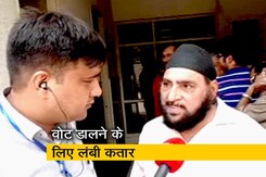 दिल्ली की उत्तर-पश्चिम सीट पर वोट डालने के लिए लंबी कतार दिल्ली की उत्तर-पश्चिम सीट पर वोट डालने के लिए लंबी कतार
