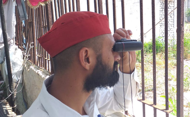 मेरठ में SP-BSP कार्यकर्ताओं ने स्‍ट्रॉंग रूम के बाहर लगाया तंबू, दूरबीन और कैमरों से कर रहे हैं EVM की निगरानी