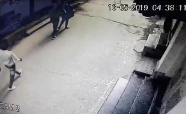 दिल्ली: ऑफिस से घर जा रही थी युवती, तभी बदमाशों ने कर दिया हमला और... देखें Video