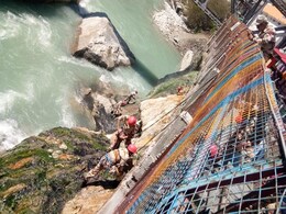 आईटीबीपी ने बद्रीनाथ मंदिर परिसर में चलाया स्वच्छता अभियान आईटीबीपी ने बद्रीनाथ मंदिर परिसर में चलाया स्वच्छता अभियान