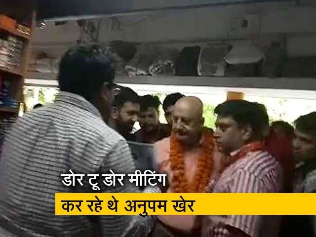 शख्स ने अनुपम खेर से बीजेपी के किए गए वादों पर पूछे सवाल