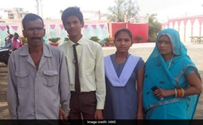 पिता चौकीदार और मां करती थी मजदूरी, हेल्पर का काम करके खुद निकाला पढ़ाई का खर्च, 10वीं की परीक्षा में मिले 500 में 499 नंबर