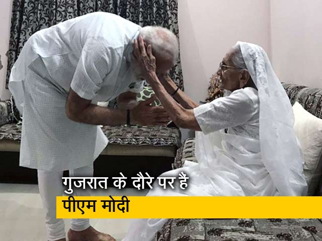 पीएम मोदी ने जीत के बाद मां से की मुलाकात, लिया आशीर्वाद