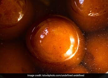 Viral Video: This Unique 'Fusion' Gulab Jamun Has Divided The Internet Viral Video: This Unique 'Fusion' Gulab Jamun Has Divided The Internet