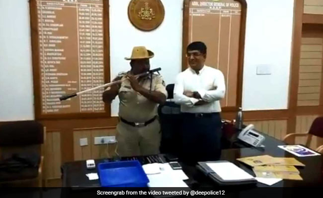 Karnataka Cop Turns His <i>Lathi</i> Into Flute And Netizens Are Full Of Praise