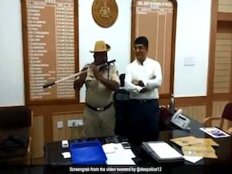 Karnataka Cop Turns His <i>Lathi</i> Into Flute And Netizens Are Full Of Praise Karnataka Cop Turns His <i>Lathi</i> Into Flute And Netizens Are Full Of Praise