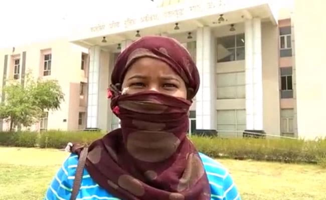 सैलरी मांगने पर युवती को डंडे से पीटा, बाल पकड़ जमीन पर घसीटा, वीडियो वायरल होने के बाद पुलिस ने दर्ज किया मामला