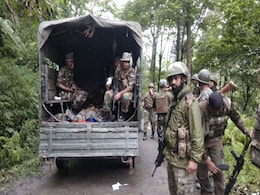 एक व्यक्ति की गिरफ्तारी के बाद भीड़ ने असम राइफल्स के वाहन पर हमला किया एक व्यक्ति की गिरफ्तारी के बाद भीड़ ने असम राइफल्स के वाहन पर हमला किया