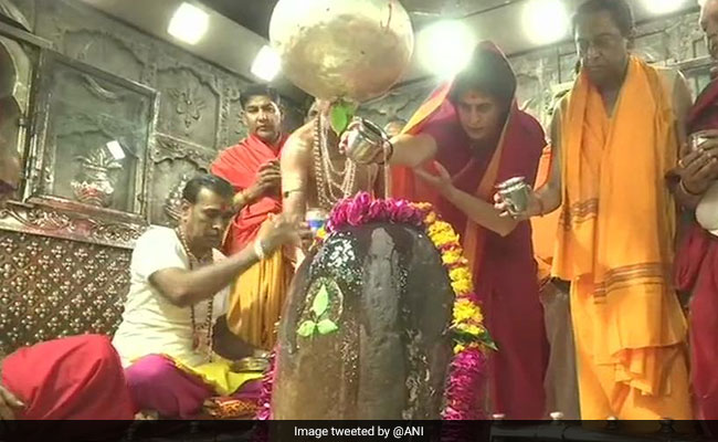 प्रियंका गांधी ने महाकालेश्वर मंदिर में की पूजा-अर्चना, साथ दिखे एमपी मुख्यमंत्री कमलनाथ- देखें Video
