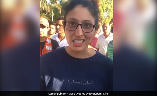 बॉलीवुड एक्टर ने पोस्ट किया इस डॉक्टर का वीडियो, बोलीं- पीएम नरेंद्र मोदी के...देखें Video