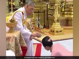 तीन तलाक और सात बच्चों के बाद 66 साल के थाईलैंड के राजा ने अपनी बॉडीगार्ड से रचाई शादी, देखें VIDEO तीन तलाक और सात बच्चों के बाद 66 साल के थाईलैंड के राजा ने अपनी बॉडीगार्ड से रचाई शादी, देखें VIDEO