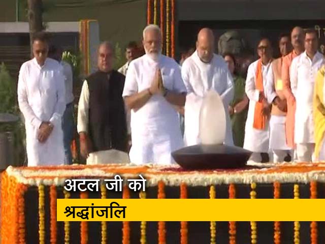 अटल बिहारी वाजपेयी की समाधि पर पीएम मोदी ने अर्पित की श्रद्धा सुमन