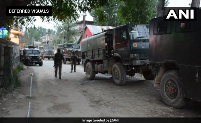 पुलवामा: मुठभेड़ में एक जवान शहीद, 3 आतंकियों को किया गया ढेर, इंटरनेट सर्विस पर लगाई गई रोक