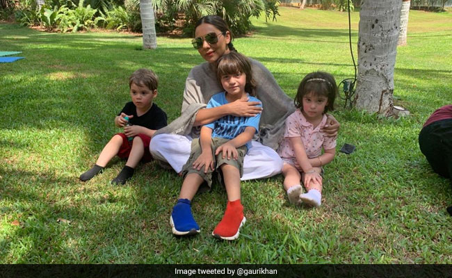 Gauri Khan Chills With AbRam, Roohi And Yash. Shah Rukh Khan Wins Us Over With His Tweet Again