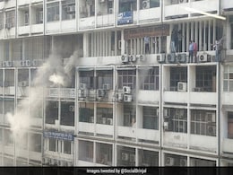LPG ऑफिस में लगी आग, तीस लोगों को बाल-बाल बचाया, VIDEO में देखें पूरा हादसा LPG ऑफिस में लगी आग, तीस लोगों को बाल-बाल बचाया, VIDEO में देखें पूरा हादसा