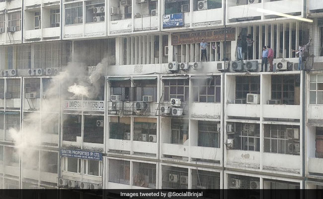 दिल्ली के नेहरू प्लेस में बिल्डिंग में लगी आग, तीस लोगों को बाल-बाल बचाया, VIDEO में देखें पूरा हादसा