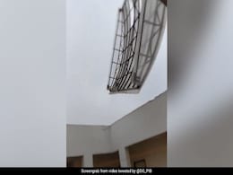 'Fani' तूफान का कहर: उड़ गई AIIMS हॉस्टल की छत, देखें 4 सेकंड का हैरान करने वाला VIDEO 'Fani' तूफान का कहर: उड़ गई AIIMS हॉस्टल की छत, देखें 4 सेकंड का हैरान करने वाला VIDEO