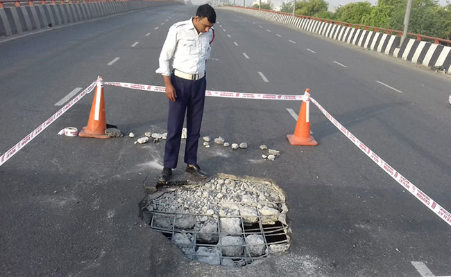 गुरुग्राम: डेढ़ साल पहले बने हीरो होंडा चौक फ्लाईओवर पर हुआ बड़ा गड्ढा, लगा लंबा जाम