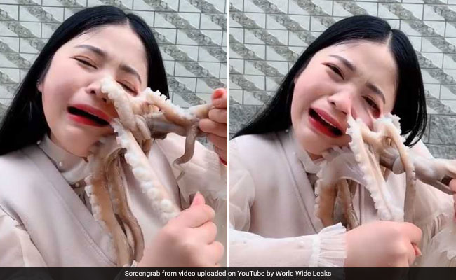 जिंदा ऑक्टोपस खा रही थी महिला, जैसे ही लिया मुंह में तो पकड़ ली नाक और... देखें वायरल VIDEO