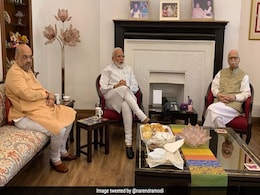 प्रचंड बहुमत मिलने के बाद पीएम मोदी ने लिया आडवाणी और मुरली मनोहर जोशी से आशीर्वाद, शाह भी रहे साथ प्रचंड बहुमत मिलने के बाद पीएम मोदी ने लिया आडवाणी और मुरली मनोहर जोशी से आशीर्वाद, शाह भी रहे साथ