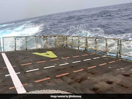 भारतीय नौसेना ने बताया कितना ताकतवर है 'Cyclone Fani', दिखाईं ये 3 तस्वीरें भारतीय नौसेना ने बताया कितना ताकतवर है 'Cyclone Fani', दिखाईं ये 3 तस्वीरें