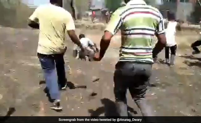 तेंदुए की वीडियो रिकॉर्डिंग कर रहा था शख्स, तेज रफ्तार में दौड़ते हुए ऐसे किया हमला... देखें VIDEO