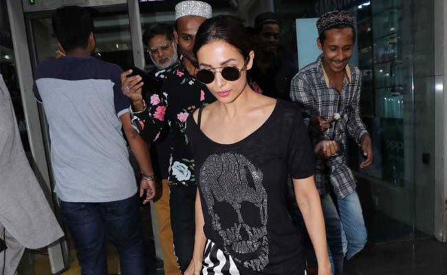 Viral: Malaika Arora Mobbed By Fans Seeking Selfies In Video