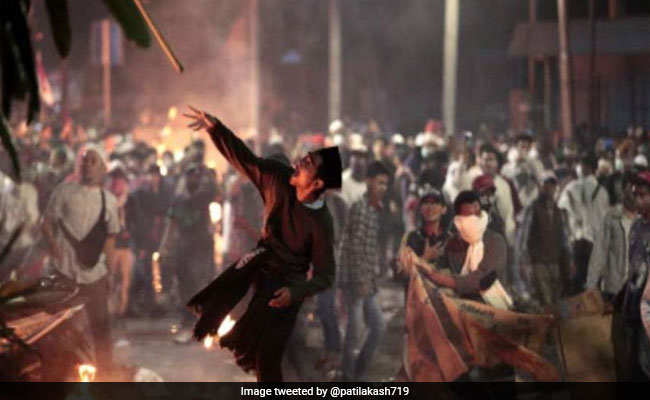 इस देश में चुनावी नतीजों से भड़के समर्थकों ने किया पुलिस पर पथराव...250 से ज्यादा गिरफ्तार