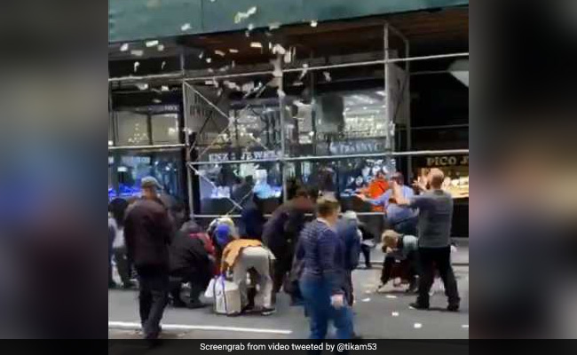 No, An Indian Millionaire Didn't Throw Money In New York Over PM Modi's Win