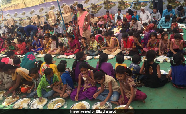 जामा मस्ज़िद में बना भंडारे का खाना, नमाज़ अदा कर रोजेदारों ने शिव भक्तों को खिलाया प्रसाद