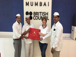 मुंबई : प्रिंस चार्ल्स के दादा बनने पर खुश हुए डब्बे वाले, राजपुत्र को भेजे तोहफे मुंबई : प्रिंस चार्ल्स के दादा बनने पर खुश हुए डब्बे वाले, राजपुत्र को भेजे तोहफे