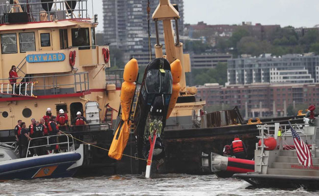 Video: Helicopter Spirals Down Into Hudson River, 2 Injured