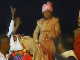 गुजरात में अनोखी शादी, दुल्हन नहीं फिर भी बैंड बाजे के साथ धूमधाम से निकली बारात गुजरात में अनोखी शादी, दुल्हन नहीं फिर भी बैंड बाजे के साथ धूमधाम से निकली बारात