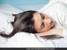 सोते वक्त चलाते हैं मोबाइल तो हो जाएं सावधान, बढ़ सकता है इस गंभीर बीमारी का खतरा- स्टडी सोते वक्त चलाते हैं मोबाइल तो हो जाएं सावधान, बढ़ सकता है इस गंभीर बीमारी का खतरा- स्टडी