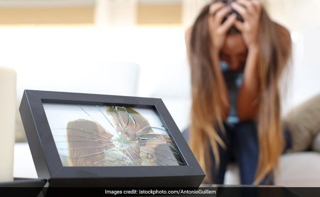 22 Hidden Camera लगाकर पति करता था पत्नी की जासूसी, पता चला तो बैट से फोड़ दिया सिर