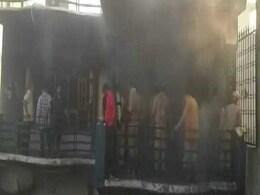 लखनऊ: शॉर्ट सर्किट से आग लगने पर जलकर राख हुआ घर, एक ही परिवार के 5 लोगों की मौत लखनऊ: शॉर्ट सर्किट से आग लगने पर जलकर राख हुआ घर, एक ही परिवार के 5 लोगों की मौत