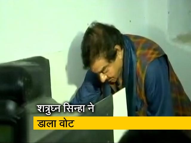 शत्रुघ्न सिन्हा ने डाला वोट, पटना साहिब में रविशंकर प्रसाद से है मुकाबला