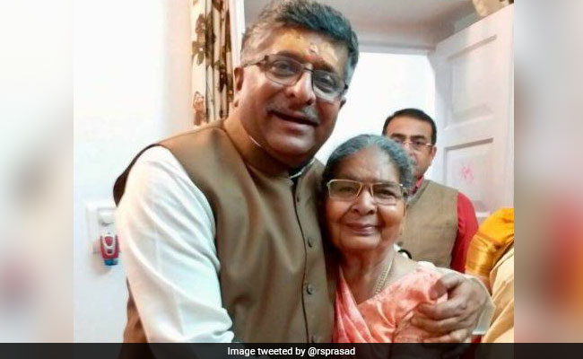 Lok Sabha Polls: Parties And Leaders Tweet Mother's Day Wishes Amid Voting