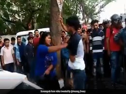 नौकरी देने के बहाने करता था परेशान, युवती ने बीच बाजार की बेल्ट से पिटाई, देखें- VIDEO नौकरी देने के बहाने करता था परेशान, युवती ने बीच बाजार की बेल्ट से पिटाई, देखें- VIDEO